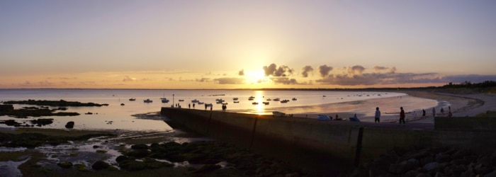 Admirer le coucher de soleil sur la plage de Mousterlin