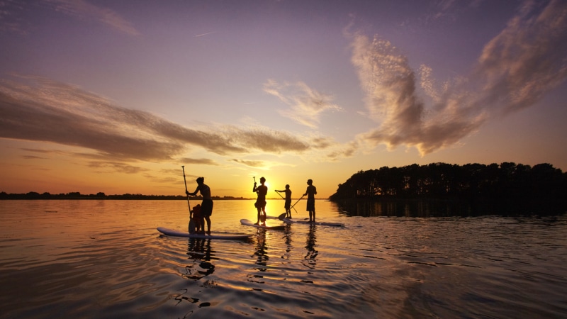 Stand up paddle au coucher du soleil