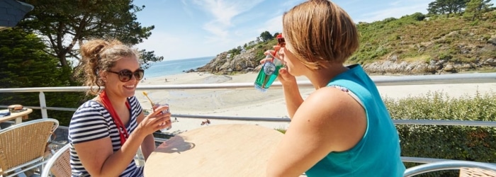 Boire un verre au café de la plage