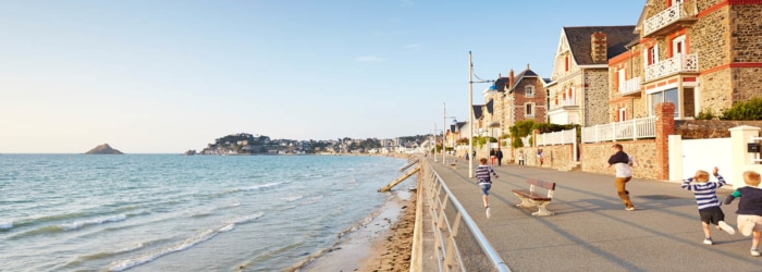 Aller faire une balade sur la digue promenade du Val André le long de la grand plage et des villas balnéaires