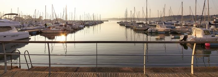 Prendre un apéro-dégustation d’huîtres à bord du Black Pearl au port de Plaisance à Perros-Guirec