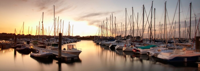 Boire un cocktail sur la terrasse du Green au Port du Crouesty, vue sur les bateaux du port de plaisance