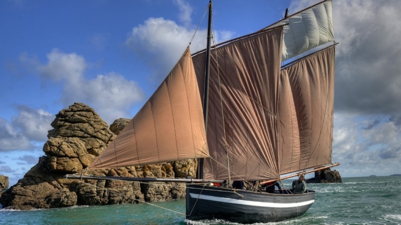 Initiez-vous à la voile traditionnelle en Baie de Saint-Cast à bord du dragous « Frotte Berniques »