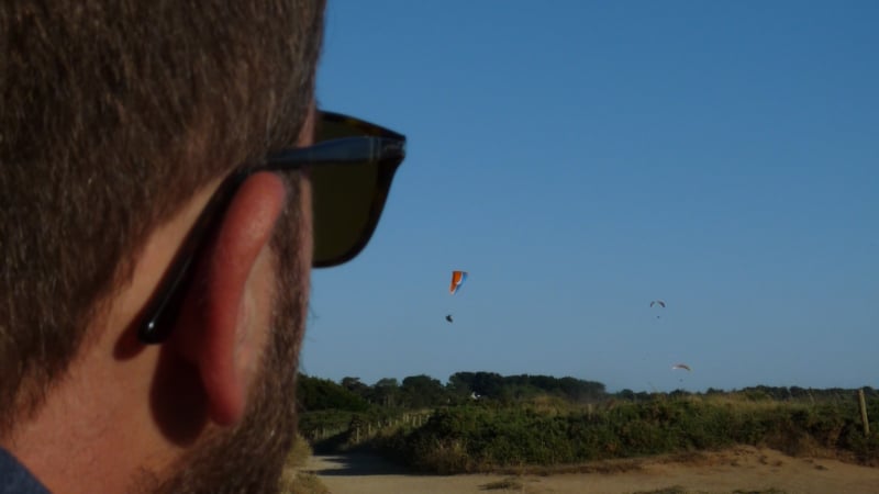 Envolée au-dessus des eaux en parapente à Pénestin