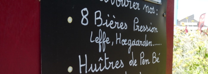 Aller boire un verre en terrasse au Bar le p’tit l’Obina, rue de la Plage