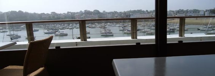 Un repas au restaurant la Passerelle pour manger les bonnes coquilles de Saint-Quay-Portrieux, avec vue sur le port