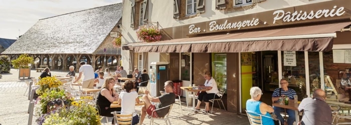 Se régaler avec les gourmandises des boulangeries –pâtisseries : le « Pastes » ;  brioche locale !