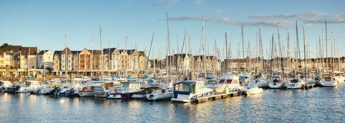 Boire un cocktail sur la terrasse du Green au Port du Crouesty, vue sur les bateaux du port de plaisance