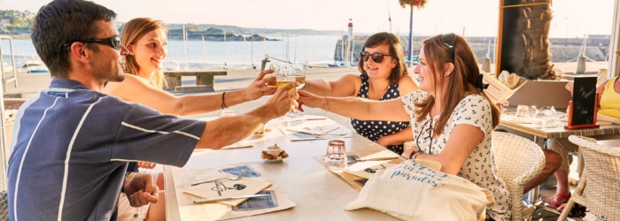 Boire un verre ou s’offrir une crêpe sur l’une des terrasses du port en mode détente