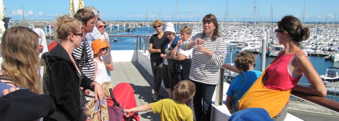 Suivre une visite guidée du port avec Gaëlle