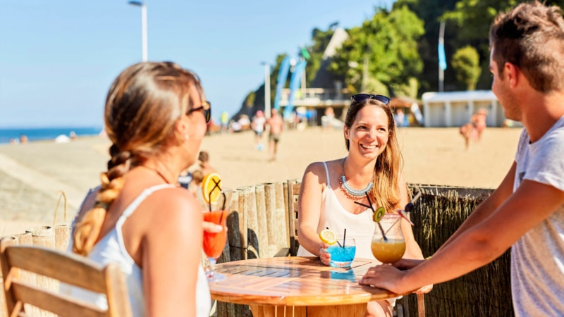 Boire un verre ou manger un morceau sur la plage du Moulin Blanc à Binic-Etables-sur-Mer