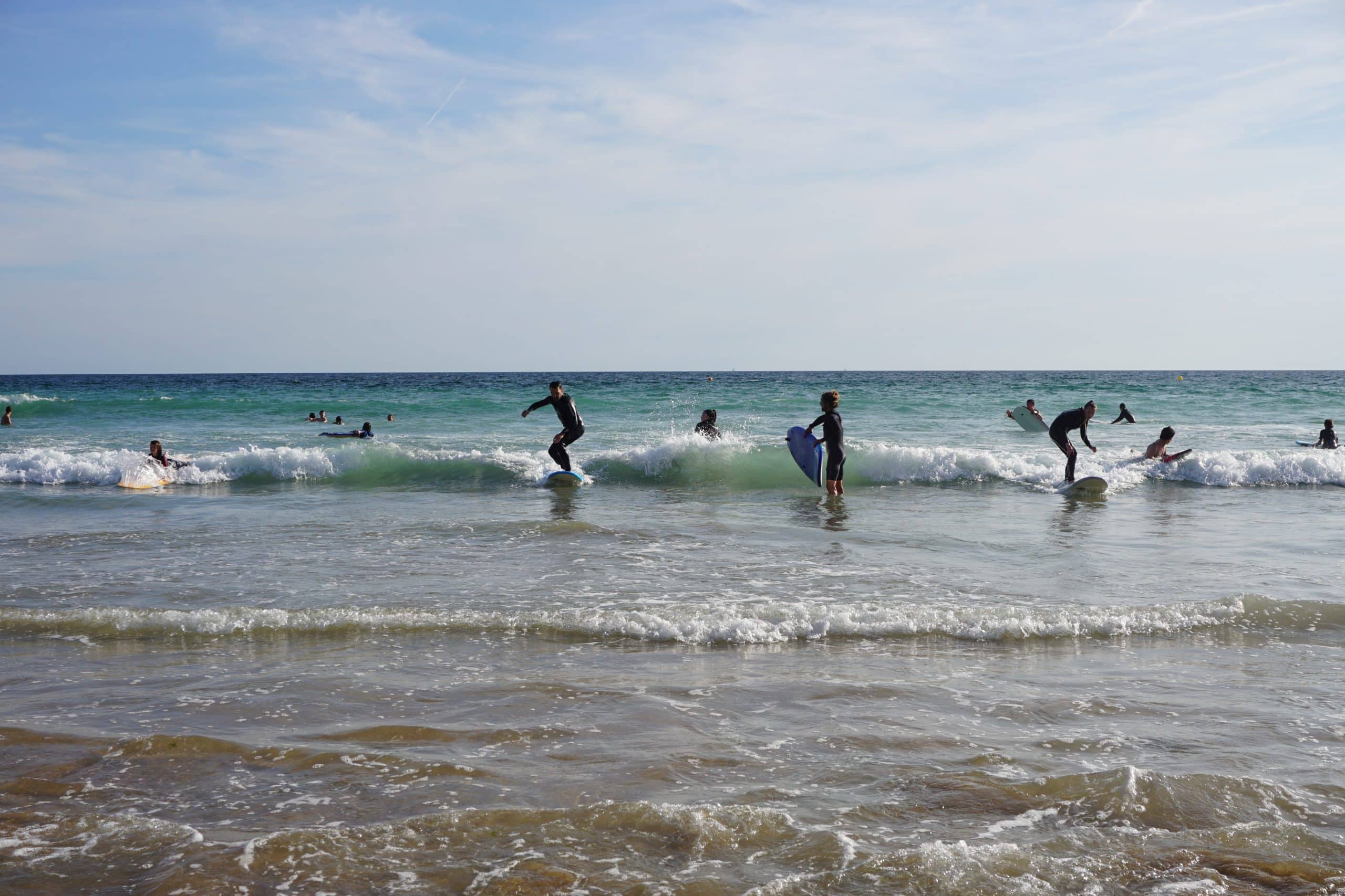 Séance de surf sur la plage du Kérou