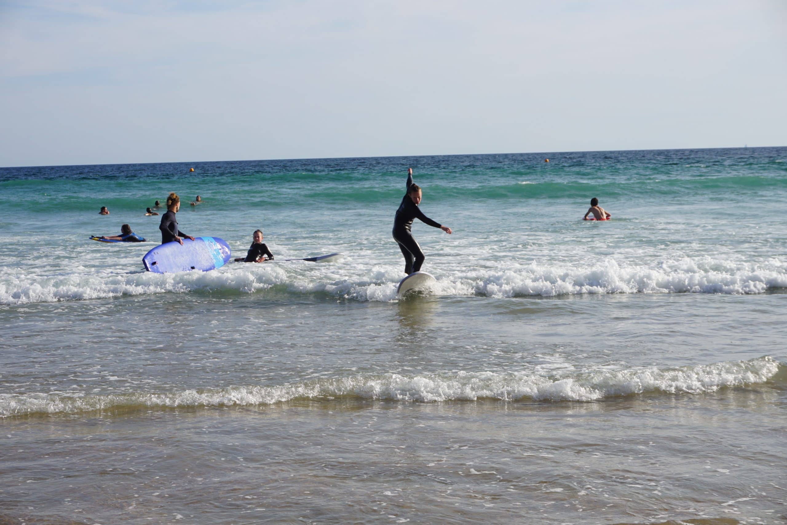Séance de surf sur la plage du Kérou