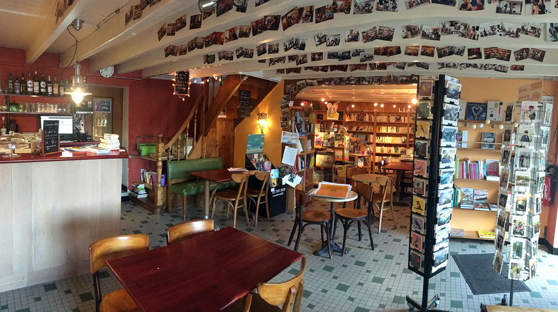 Prendre un chocolat chaud au Café-Librairie Le Bateau Livre