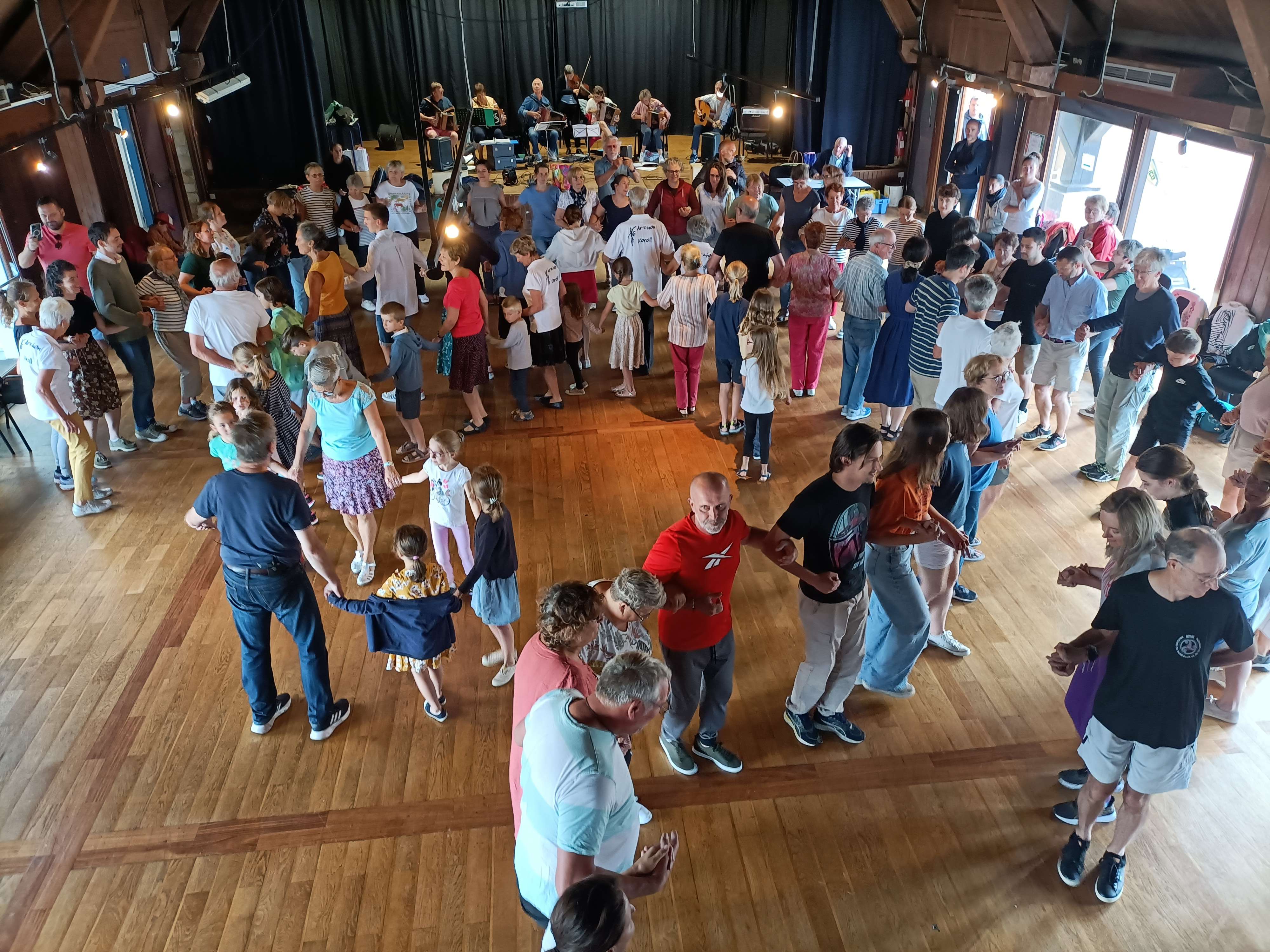 Initiation à la danse bretonne par Arzhon e Koroll