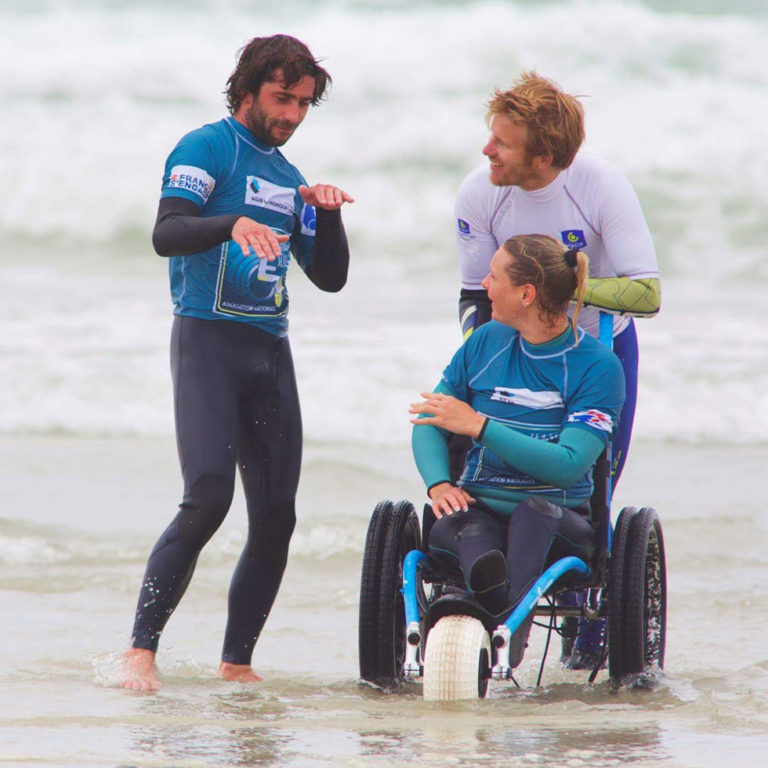 Surfing Locquirec “Handi-Surf: Quand le handicap se dissout dans l’eau »